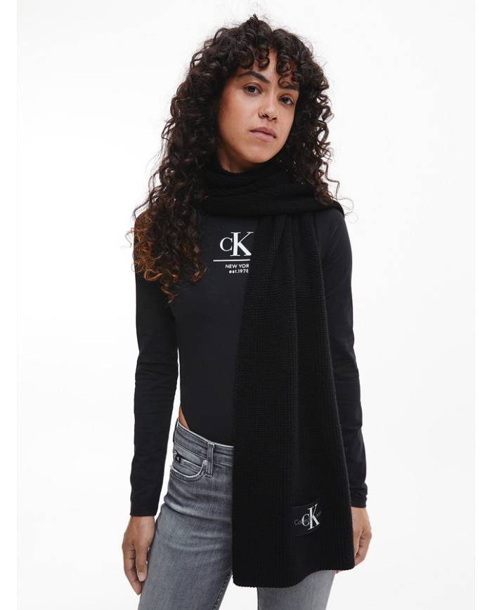 BUFANDA CALVIN KLEIN MONOLOGO
