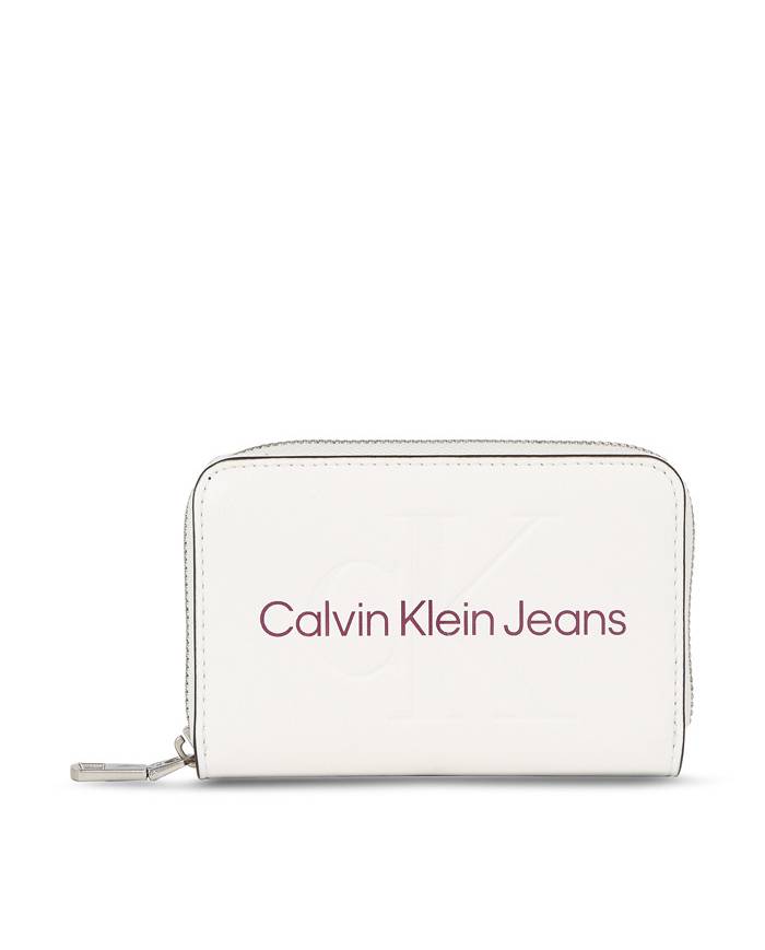 Cartera Calvin Klein sculpted around