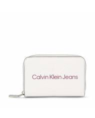 Cartera Calvin Klein sculpted around