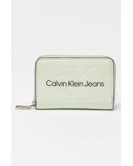 Cartera Calvin Klein sculpted around