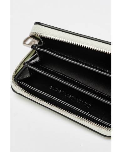 Cartera Calvin Klein sculpted around