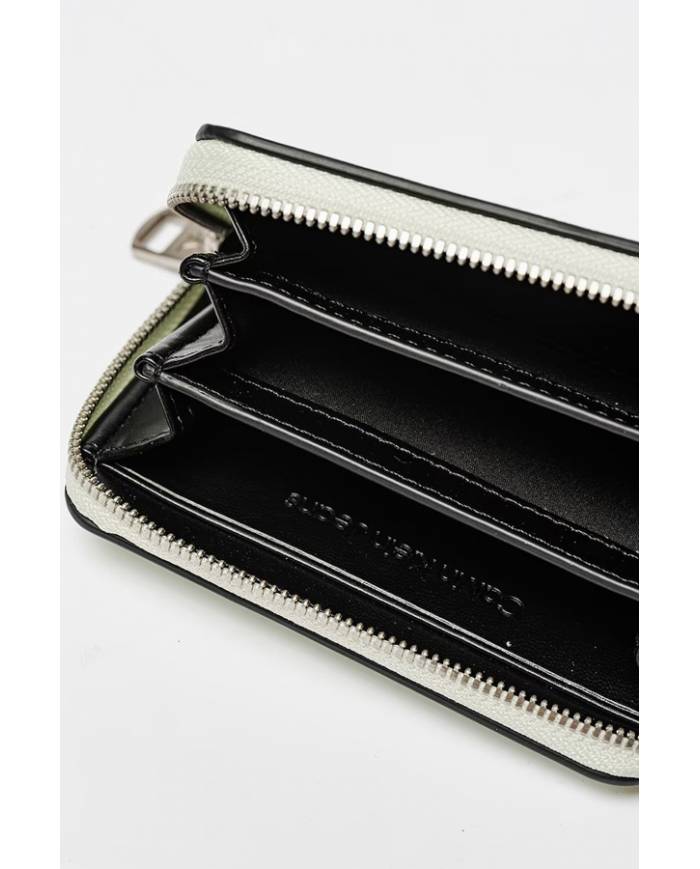 Cartera Calvin Klein sculpted around